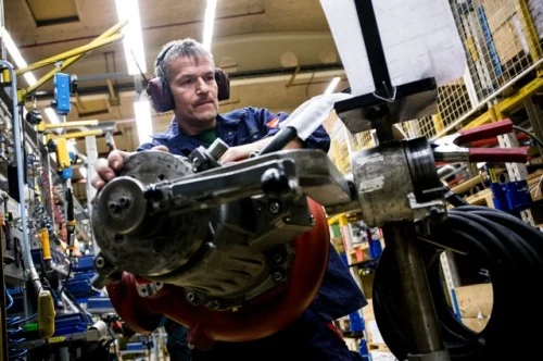 Assembly of a Flygt pump at the Emmaboda factory. Archive photo: Xylem.